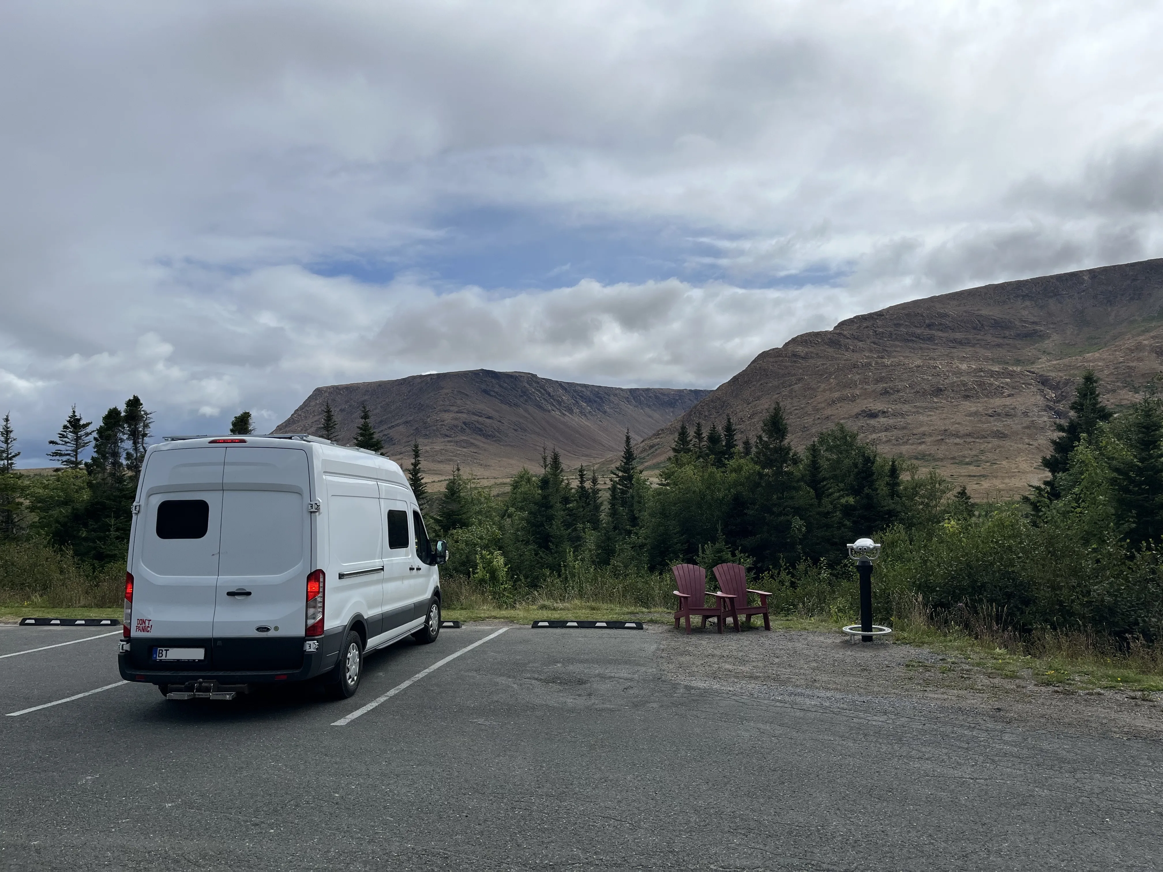 Der Panda bewundert die Tablemountains im Gros Morne National Park